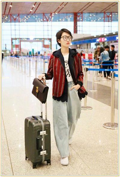 周冬雨豁出去了!脚踩“两根针”现身活动,网友:这怎么走路?