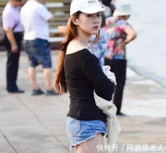 『秋月』街拍皎若秋月的美女,一条灰色的连衣裙,时尚气质风范