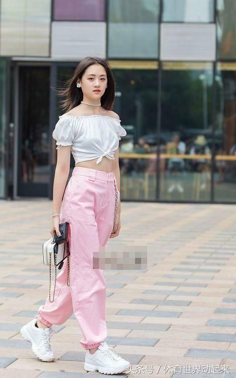 路人街拍：夏天性感美女小姐姐，时尚青春靓丽！