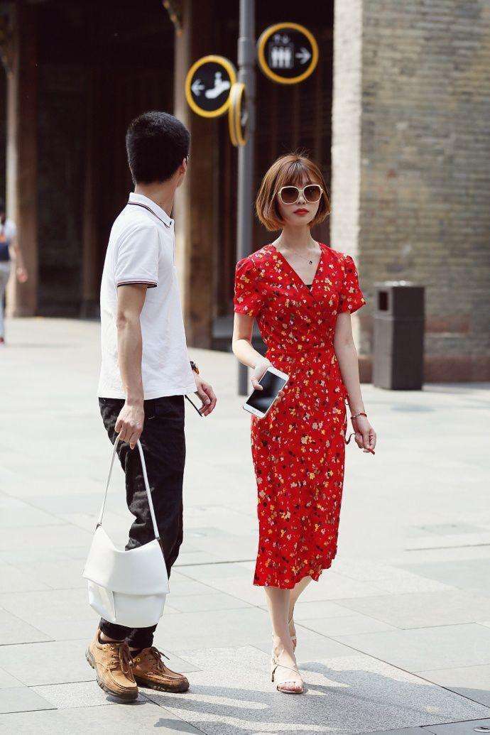  [身材]时尚美女街拍：身材高挑的美女，穿出紧致身材！
