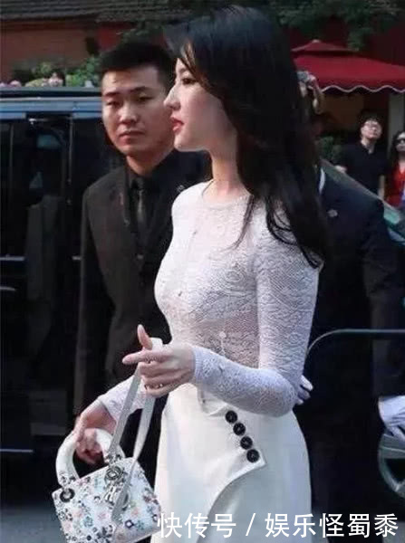 刘亦菲越来越敢穿，镂空透视上衣穿出“蚊帐”即视感，网友：真想