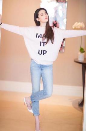 刘亦菲底裤外穿就算了，还在外面套白袜，网友：女神形象瞬间崩塌