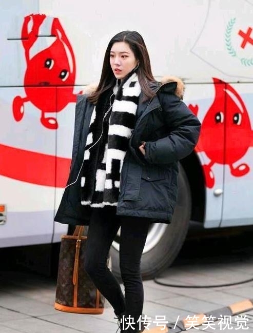 【红色】街拍:月貌花容的美女,一件红色的连衣裙,时尚优雅美丽大方