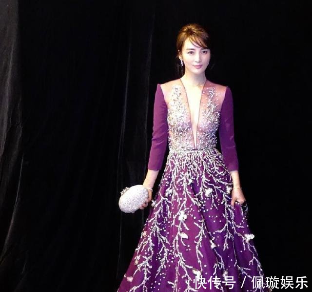 看了蒋勤勤的深V礼服，再看黄奕，才知道女人味的差距有多大！