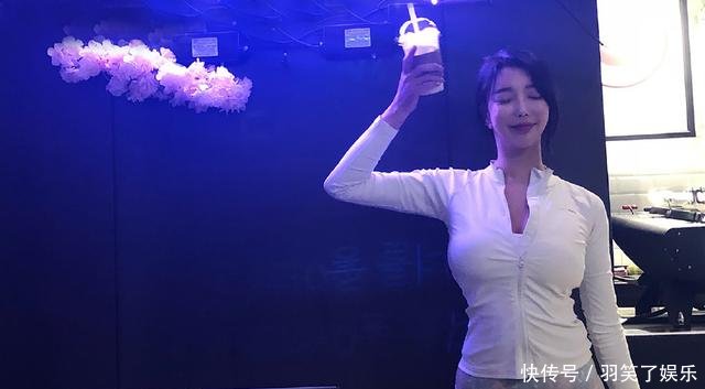 灰色打底裤也能穿出你华丽丽的美！