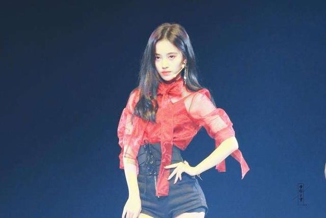 鞠婧祎心真大，穿短裤在台上舞出满屏尴尬