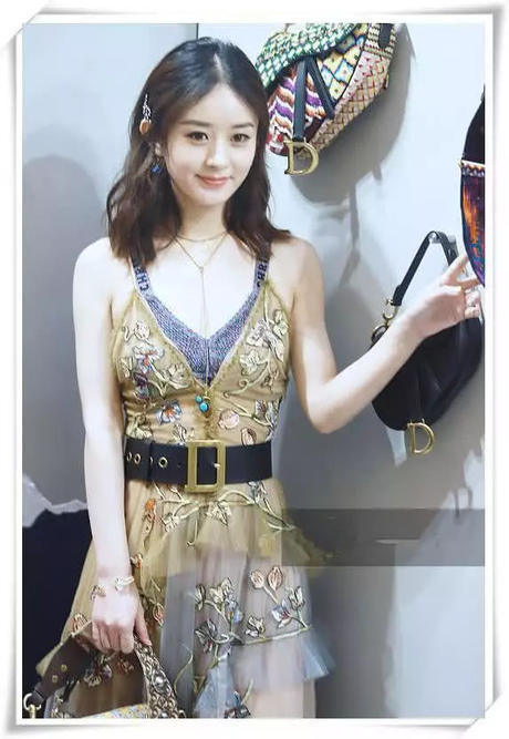 赵丽颖这是垫了多少层海绵？吊带裙都藏不住了，网友：大饱眼福！