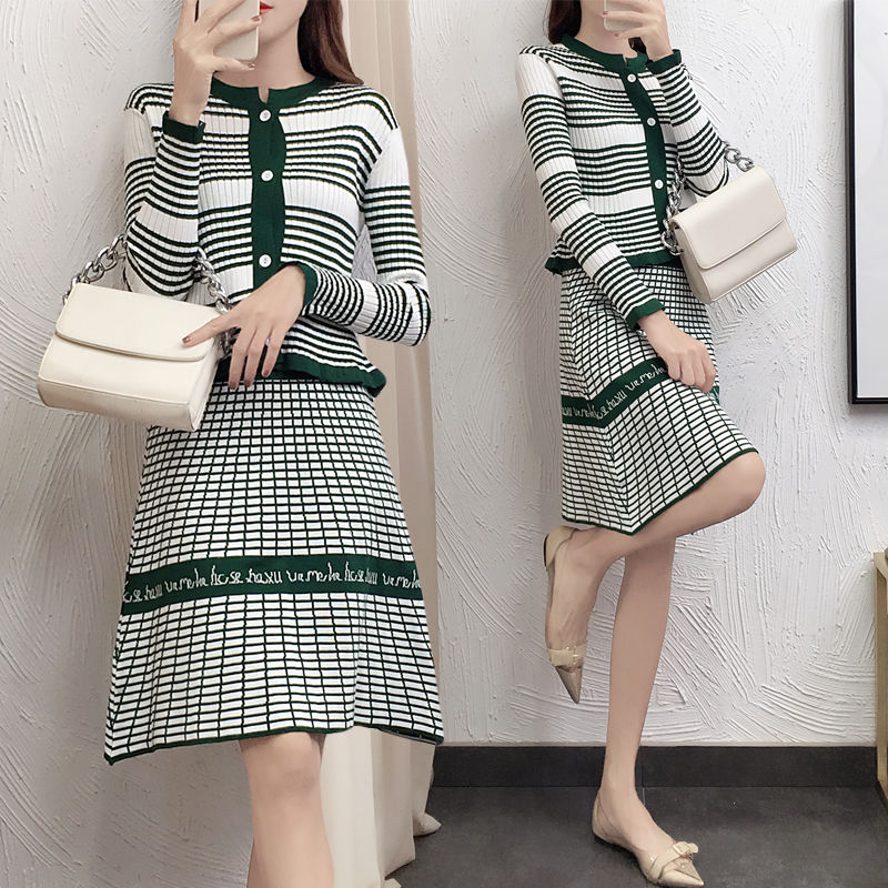 小香风套装才叫时尚,看着都不舍得眨眼睛,显嫩漂亮很吸睛