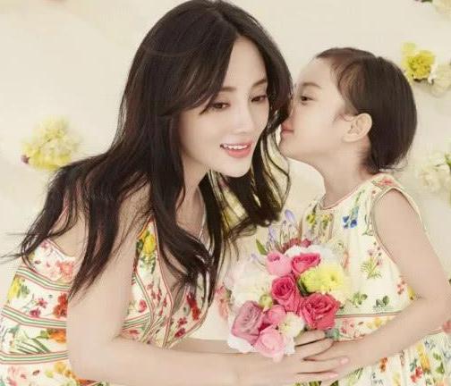 李小璐这条裙子火了两个夏天，她穿上这么好看！网友：故意这么短