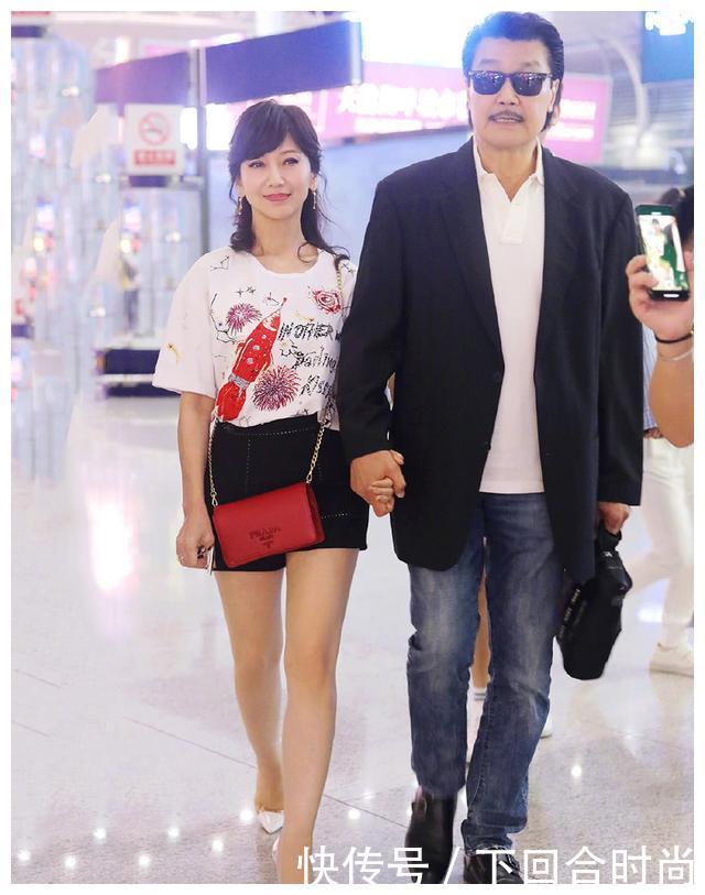 赵雅芝身穿大学生流行服饰，返老还童40岁，藏不住其优雅气质