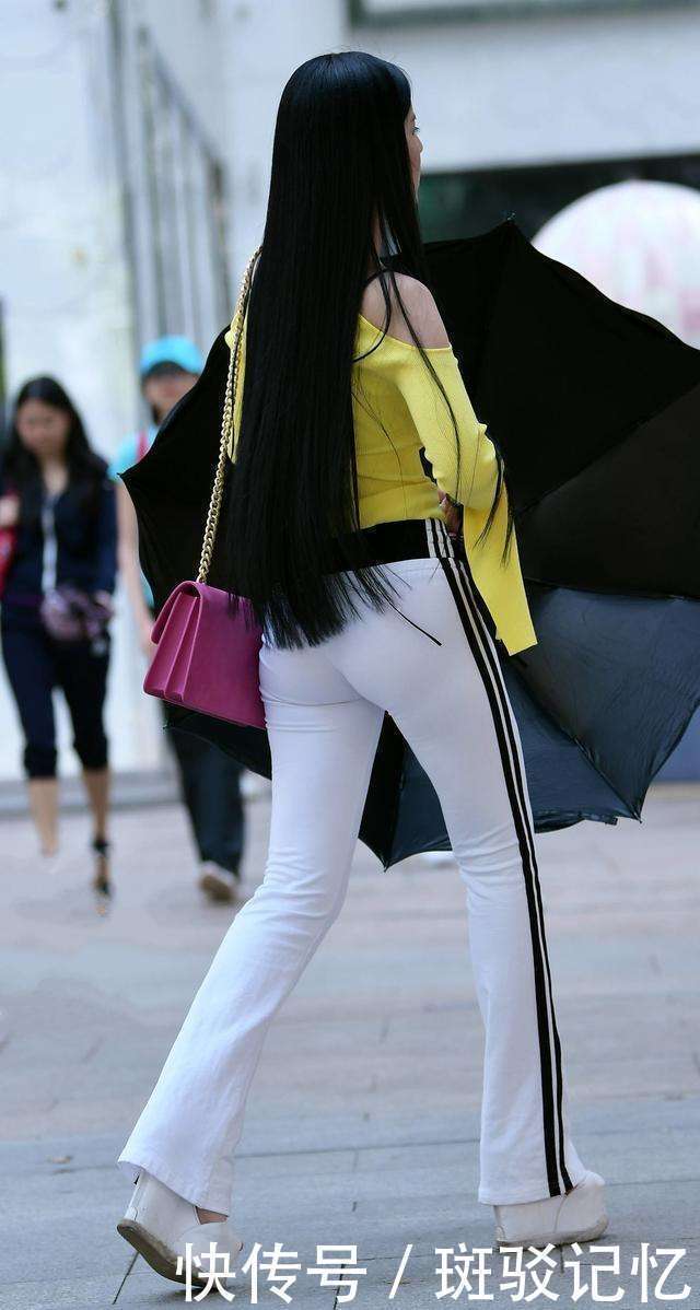 街拍:图一健身小姐姐露脐T恤配热裤,腰好细,都成腰精了