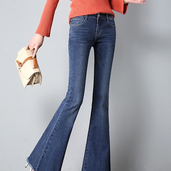 懂时尚潮流的女人这样穿，今秋主流牛仔裤，穿着显高特百搭