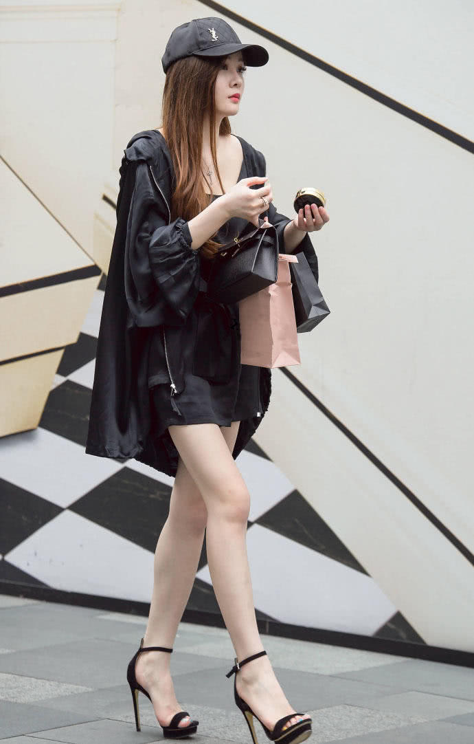 韩国00后小姐姐红唇烈焰性感美腿吗,纤纤如玉的筷子腿衬托的更加