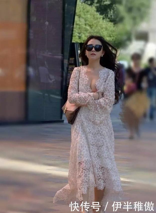 「美女」街拍:高挑精致美女黑色穿搭显得皮肤更加白皙,修长双腿让人回味