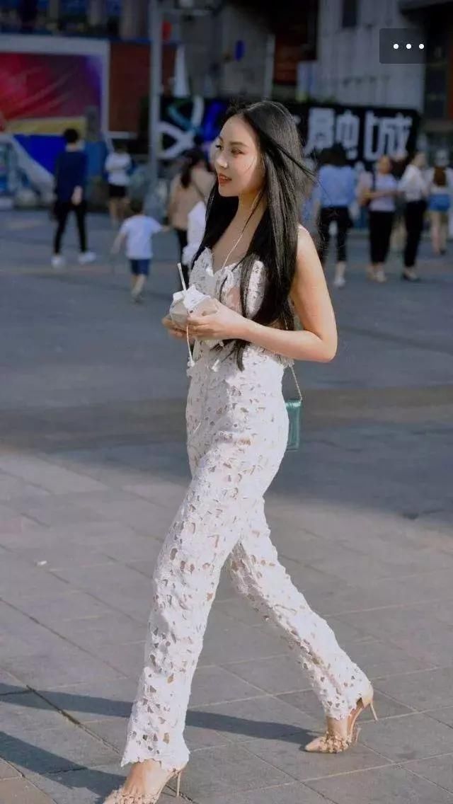 街拍：小姐姐的穿着真是非常吸睛的穿搭，既有高级感又不失女人味