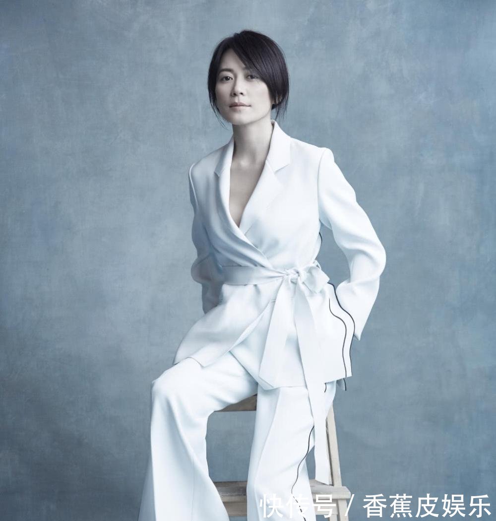 47岁俞飞鸿穿亮片薄纱裙优雅动人, 大秀东方美, 年龄就成了个摆设