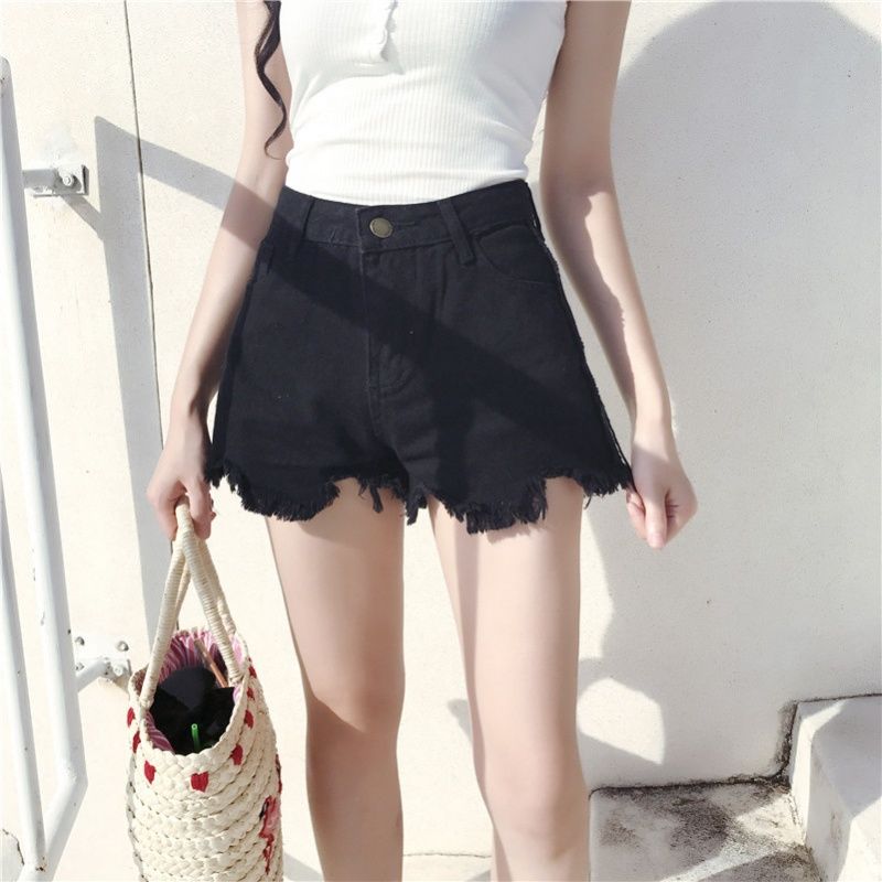 紧身小背心，很显火辣身材，搭配时尚热裤，彰显十足女人味