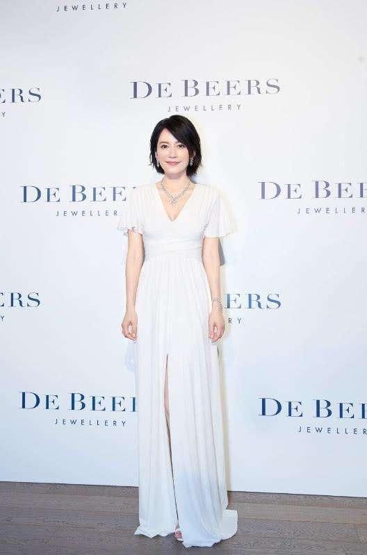 俞飞鸿那么会玩？裙子的“发量”比自身发量还多，意外有个性！