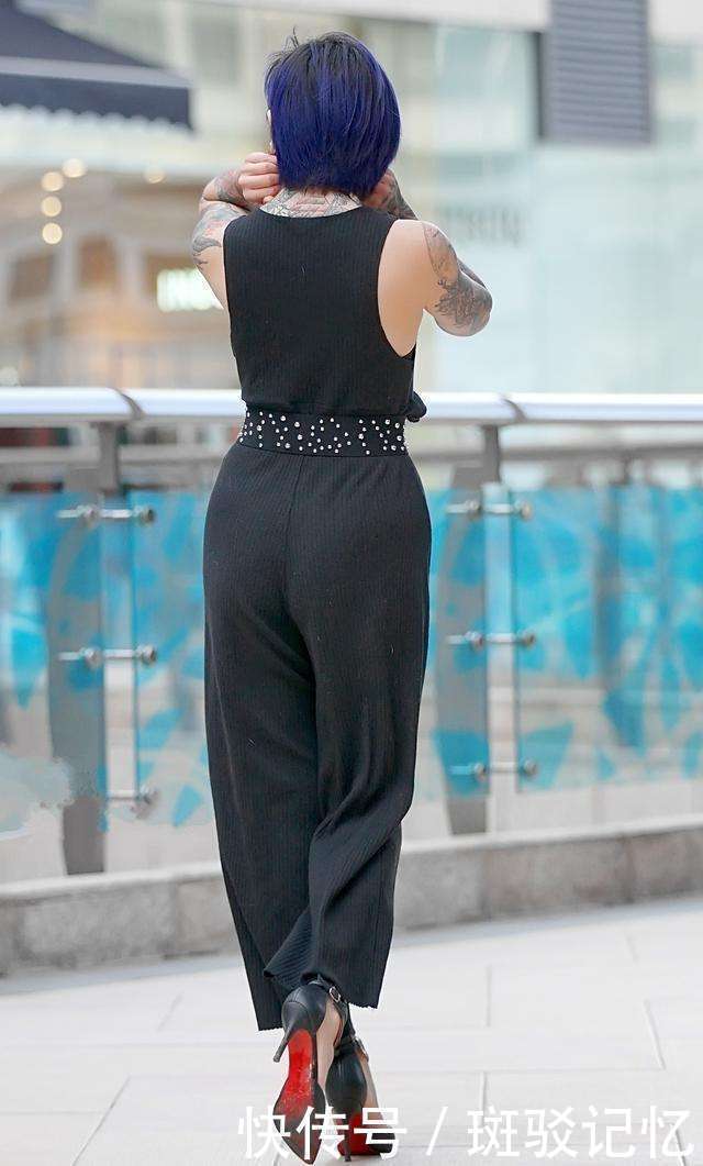 街拍：图三小姐姐紧身牛仔裤配白色小西服，颜值和身材都很赞！