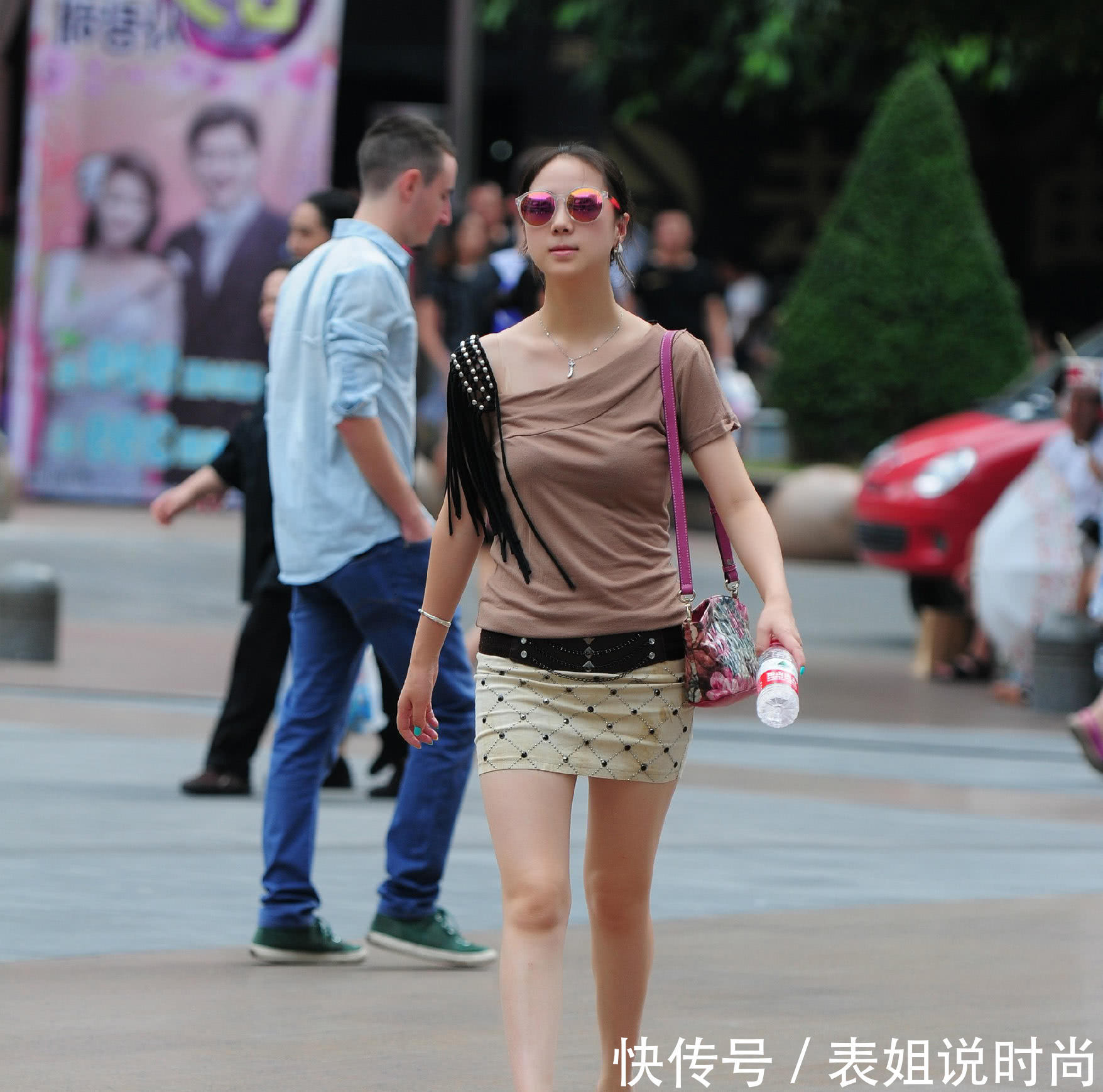 气质小娇妻露肩T恤绷出完美曲线，包臀裙这样穿肯定很凉快