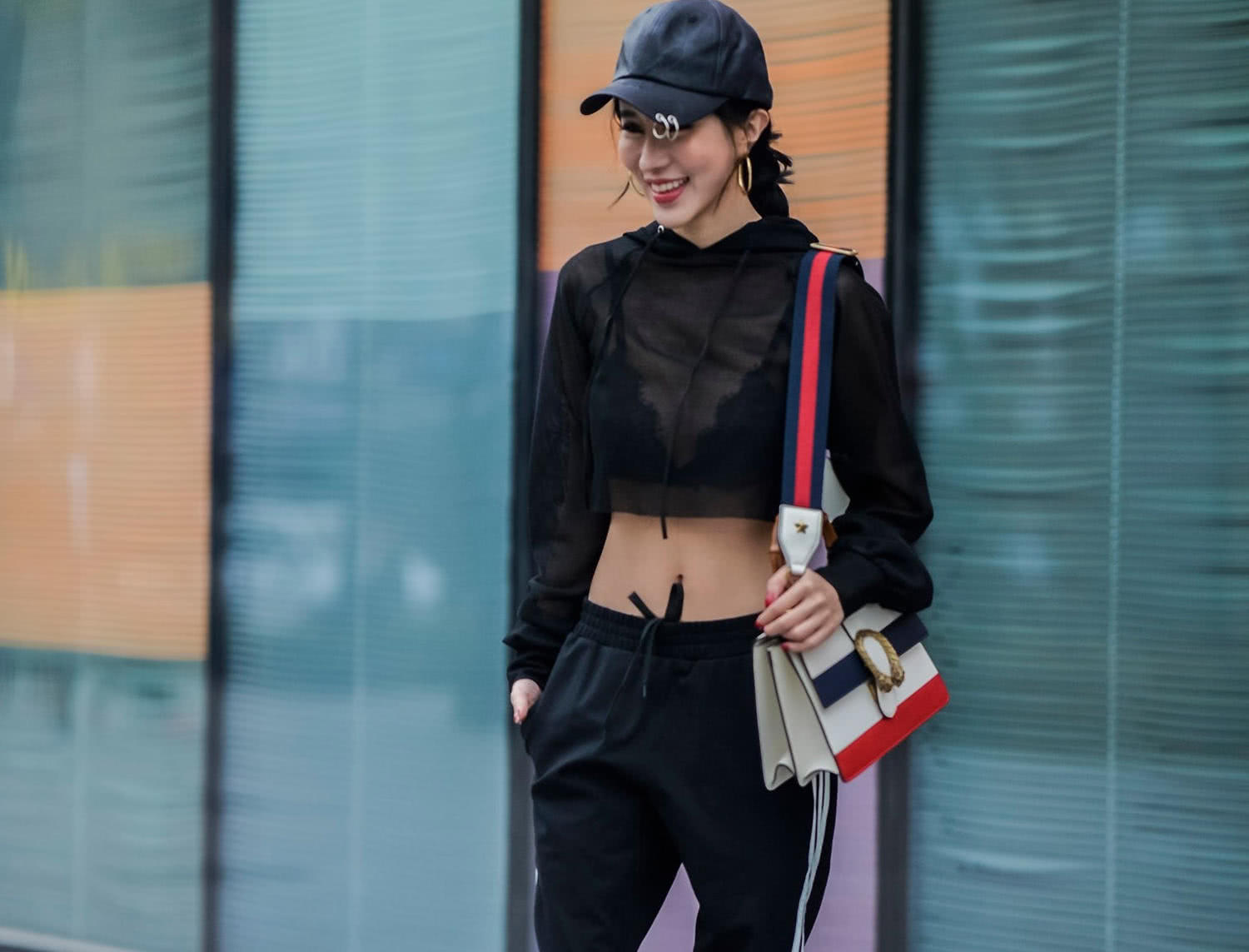 气质小姐姐真空上阵，蕾丝文胸秀出曼妙身姿，性感小蛮腰吸睛无数