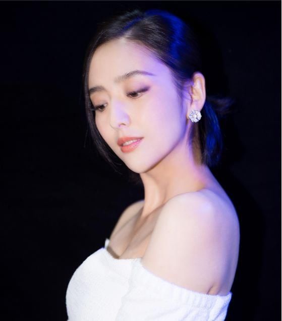 佟丽娅现身活动，小黑皮裙尽显身材，网友：陈思诚真是好福气