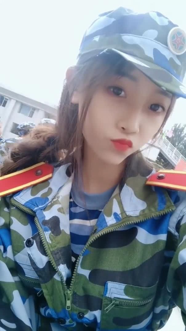开学了，军训的小姐姐清新动人，不怕妆花了吗?