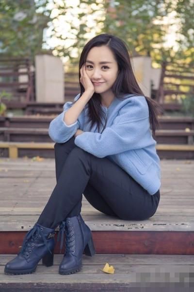 杨蓉厉害了!薄纱连衣裙都hold不住你的身材，却美得不同寻常