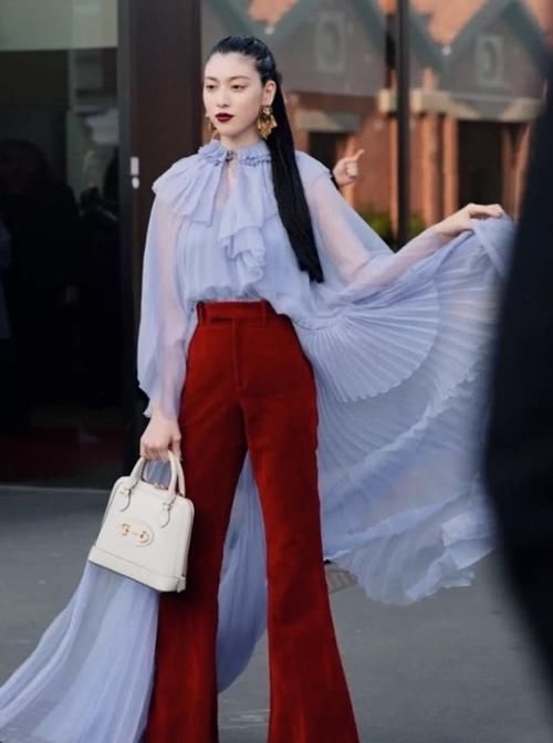 #设计#这季的GUCCI大秀“童装”大秀中，拥有“厌世脸”的她最惊艳
