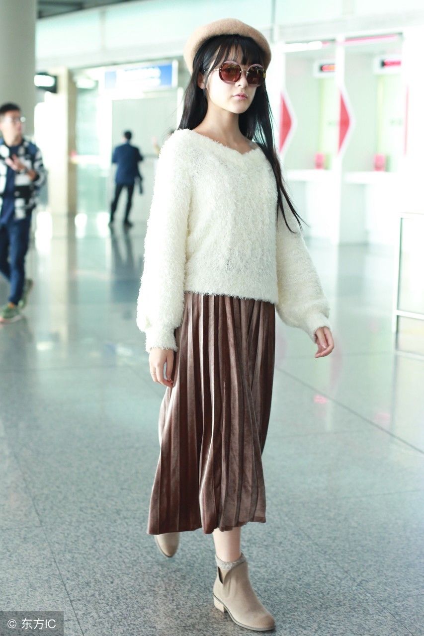 徐娇机场秀穿毛衣配丝绒裙，网友:这不是多年前周冬雨的装扮嘛!