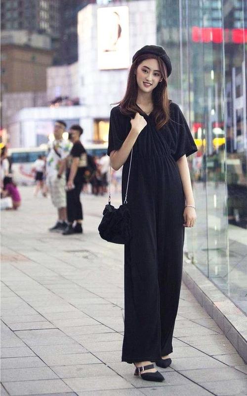 街拍：下衣失踪的小美女，黑色长款T恤映衬下的修长美腿更加性感