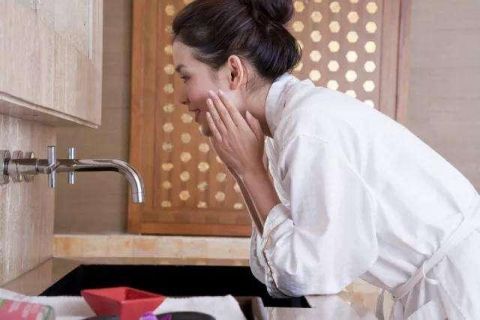  「要给肌肤」女生睡前坚持4个好习惯，皮肤会越来越好，轻松养出“干净脸”