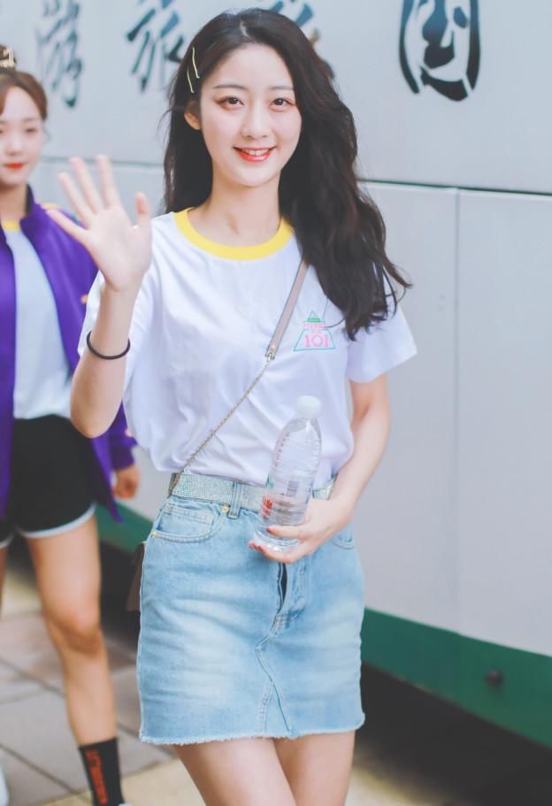 戚砚笛把绿丝带当肩带用,一袭白裙好惊艳,是“尹夏沫”的感觉!