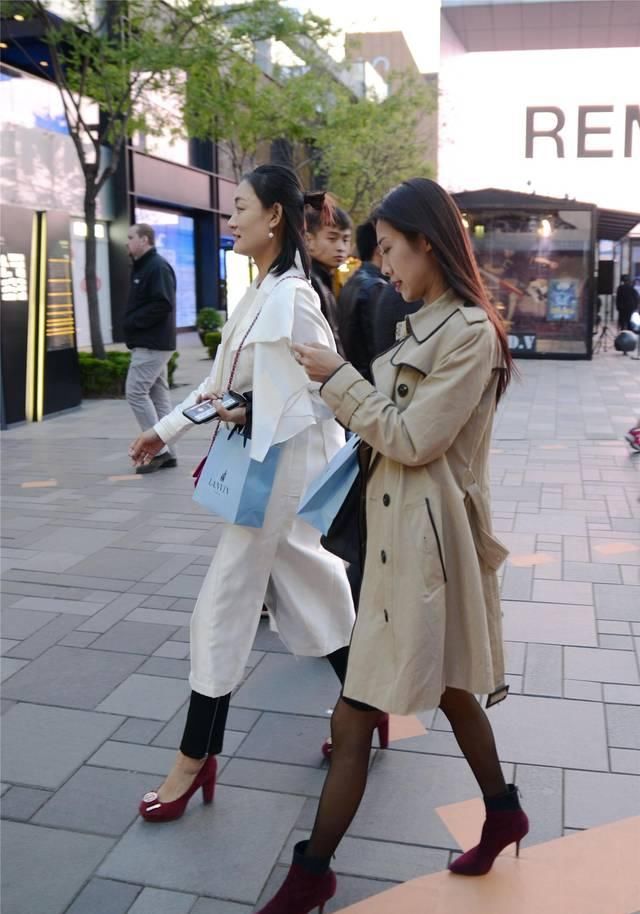  #闺蜜#闺蜜都穿着风衣，搭配不同高跟鞋，展现不一样的时尚味道