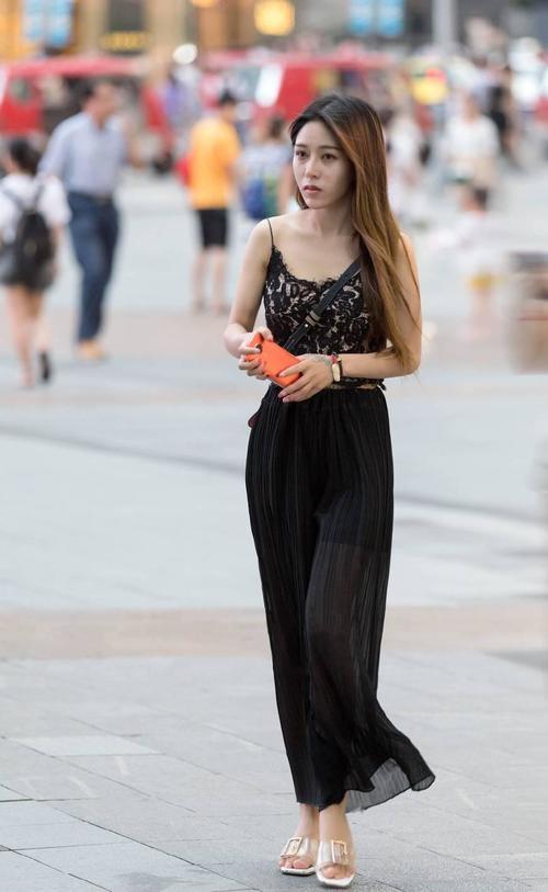 街拍：图1金·卡戴珊真胆大，穿透明上衣老公没意见？图5纹身个性