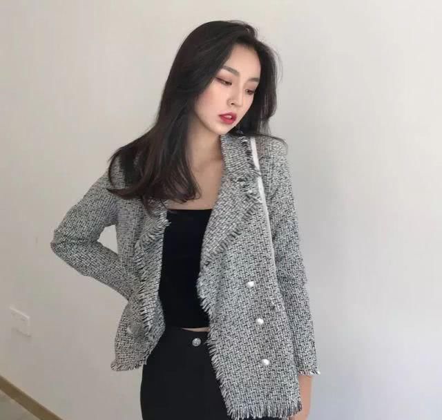  就算：就算是简约朴素的打底衫，学会搭配也能展示出自己的风格
