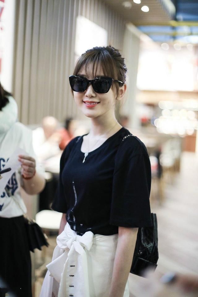 毛晓彤一点都瘦，单间裙硬是穿出双肩既视感！