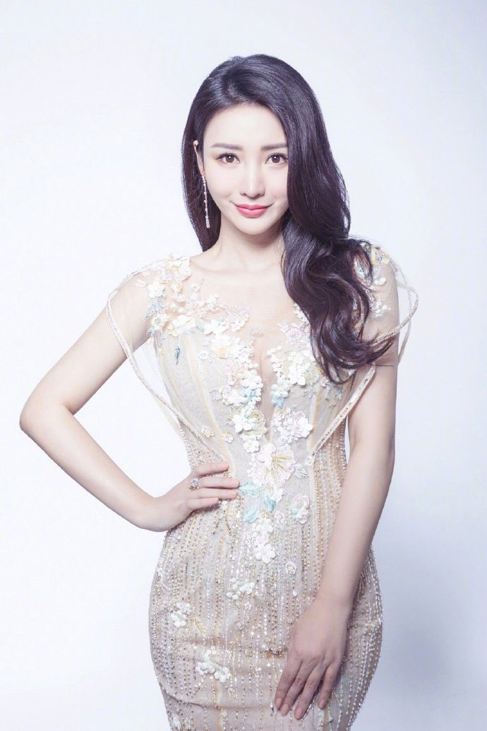 柳岩为了美太拼了，透视裙上围抢镜，网友：身材真好