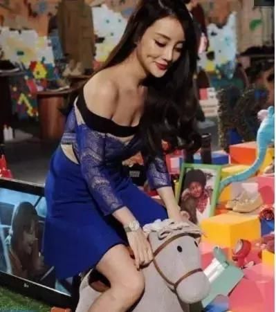 李小璐身穿蓝色短裙亮相,没想到坐下瞬间就后悔,原来是骑在马上