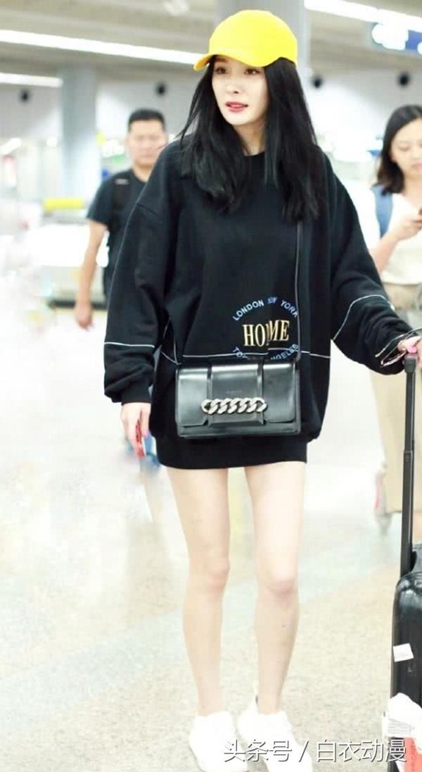 杨幂坐姿绝了，腿间间距不足2厘米，网友：她是怎么做到的