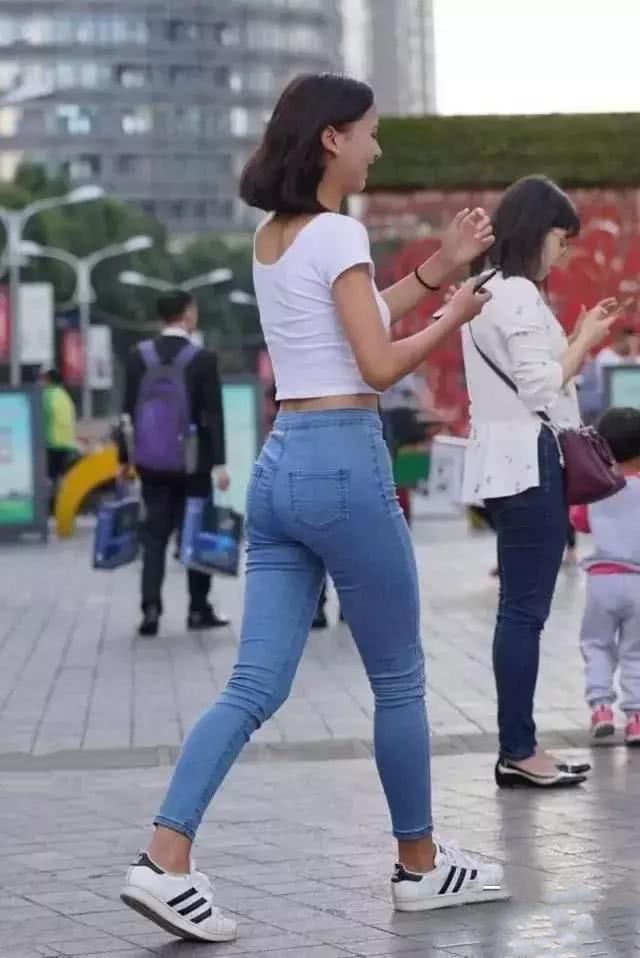 简约娴静的深色裹身仔裤，时尚修身显身材，干练利落不失柔美