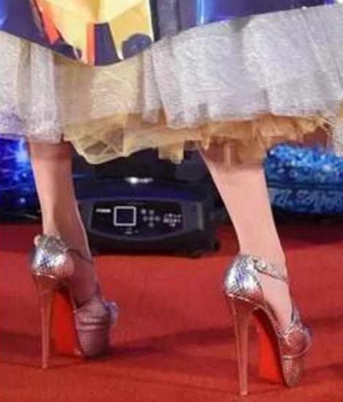 赵丽颖穿恨天高大家能理解,但是王菲这双无底高跟鞋,真的给跪了