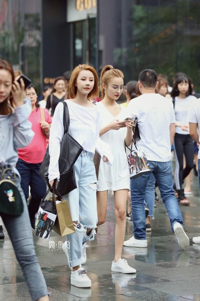 街拍:卓尔不群的姑娘，美的轻松不费力,高挑的身材让人羡慕