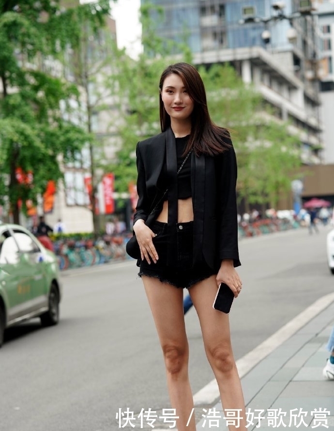  热裤|一米九的高个美女，穿短热裤秀大长腿，亭亭玉立很有既视感
