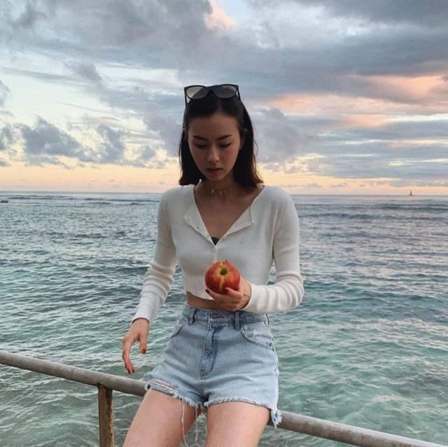  身材：LISA、贝拉为何爱短版外套？再矮也能秒变长腿！长高神器快穿起来