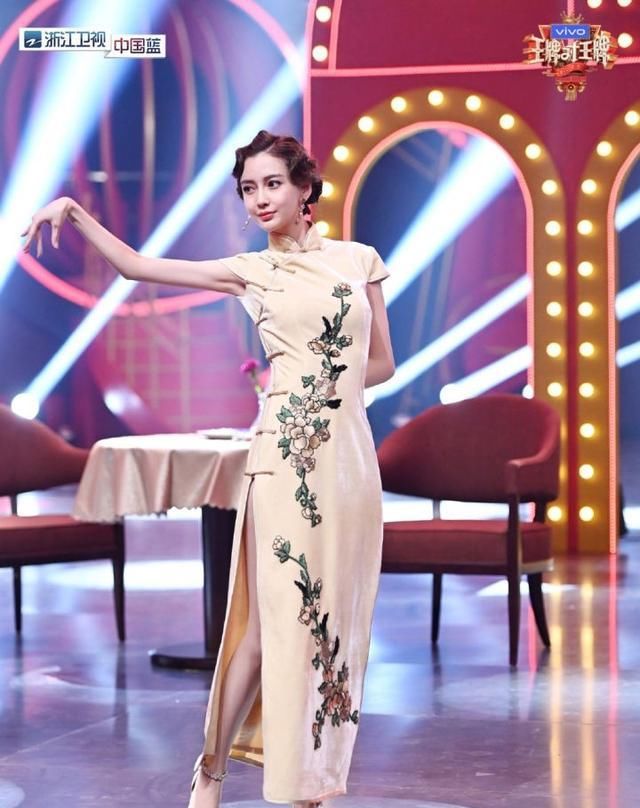  #性感#现在的女人真会穿,这样性感的旗袍直接穿上了,不过真好看