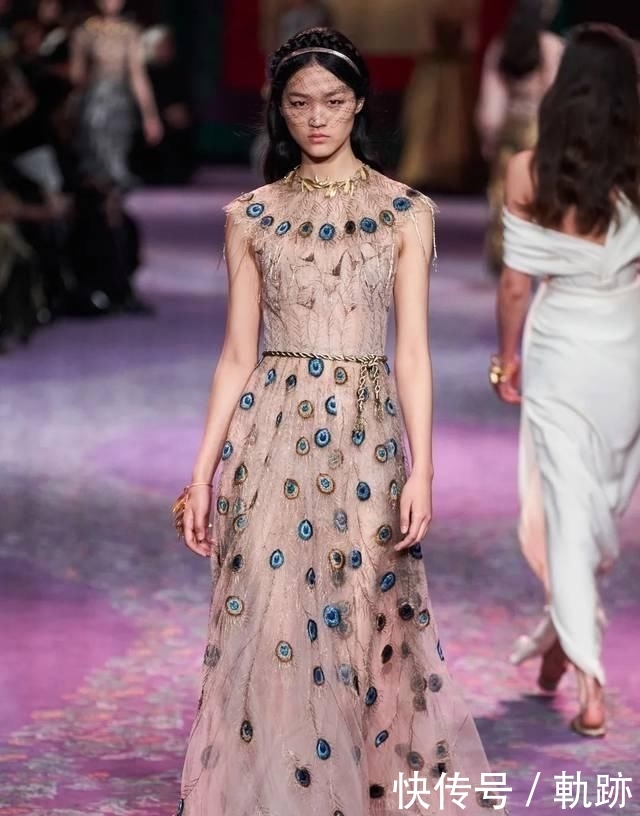 『花朵』2020开春 流行穿“开满花”的裙子,谁穿谁美!