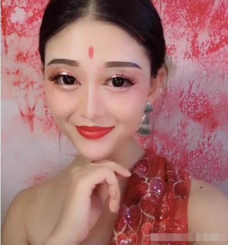 原来好看的脸都是画出来的，泰国人妖也不例外！全是假的！