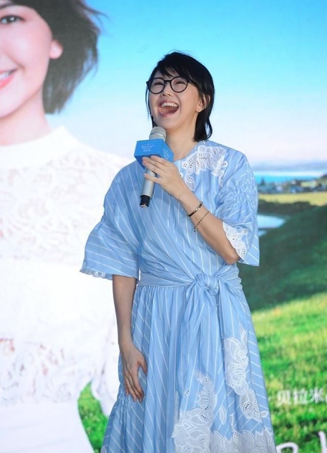  [条纹]辣妈孙燕姿穿条纹连衣裙大玩减龄，41岁走小清新路线完全没问题