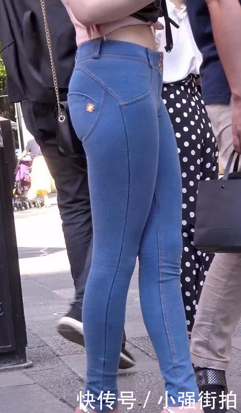 气质小姐姐一字肩搭配紧身牛仔裤,大秀一双珠圆玉润大长腿,吸睛